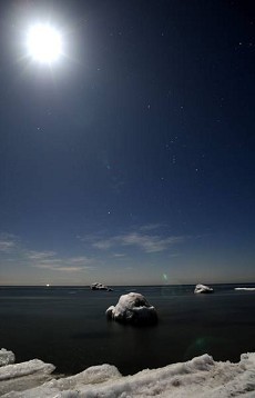 Foto: Tom Axelsen, AFFS: Tøveldestenen i vinterklæder og fuldmåneskær